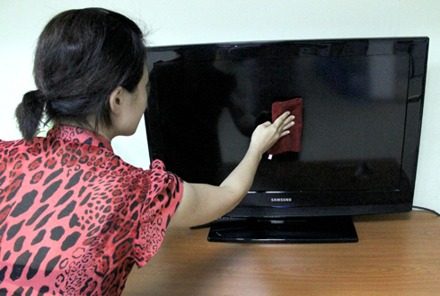 Lau bằng khăn ướt khiến màn hình thấm nước và bị nhấp nháy